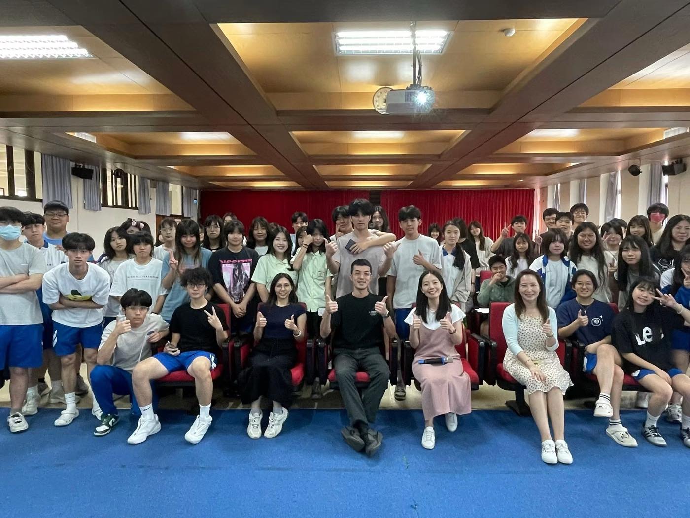 蘇炯睿醫師於高中音樂班演講後與全體師生合影
