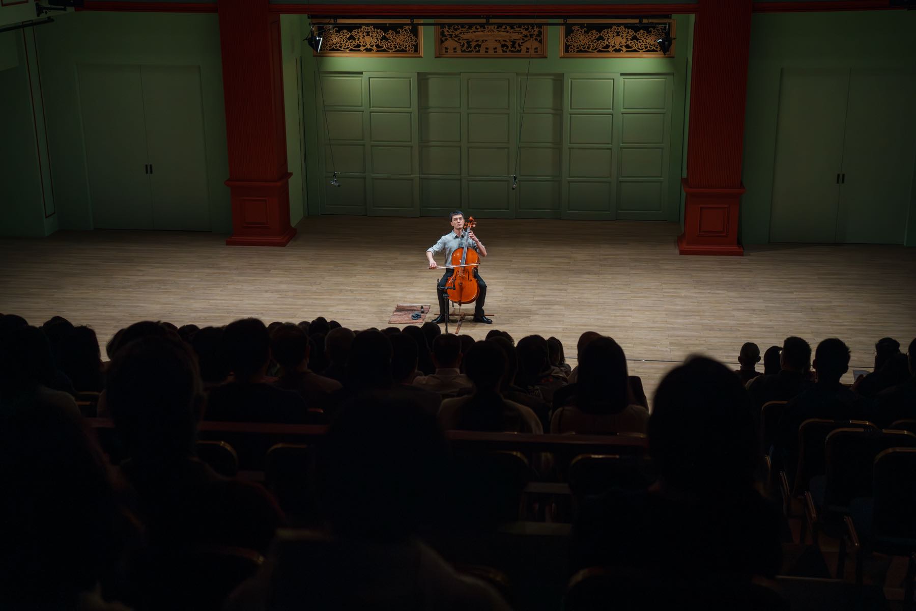 蘇炯睿醫師於音樂廳獨奏會演出巴哈無伴奏大提琴組曲，台下觀眾席坐滿